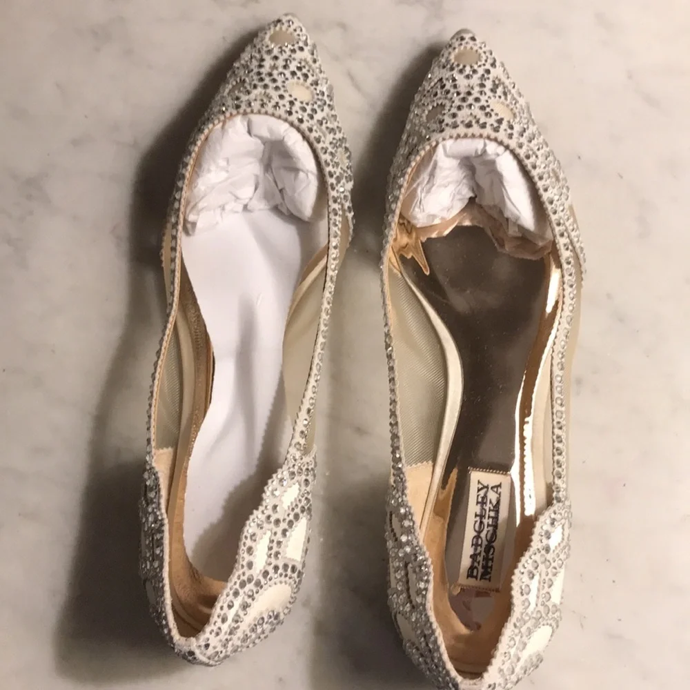 New Badgley Mischka Gigi Pointed Toe Flats Size 9.5 Ivory